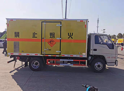 元宝爆破器材运输车工人安全操作规范与智能技术保障